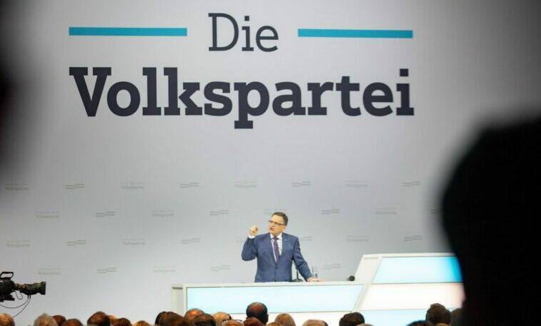 Die Entlastung kommt an: ÖVP-Klubobmann August Wöginger präsentierte eine kompakte Bilanz der ersten Hälfte der Legislaturperiode. Foto: Jakob Glaser