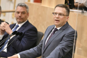 Die Regierung hat eine umfangreiche Bilanz über die erste Halbzeit gelegt, die zweite wird jetzt mit Projekten für Sicherheit und Entlastung zu Ende gespielt: ÖVP-Klubobmann August Wöginger. Foto: Parlamentsdirektion, Johannes Zinner