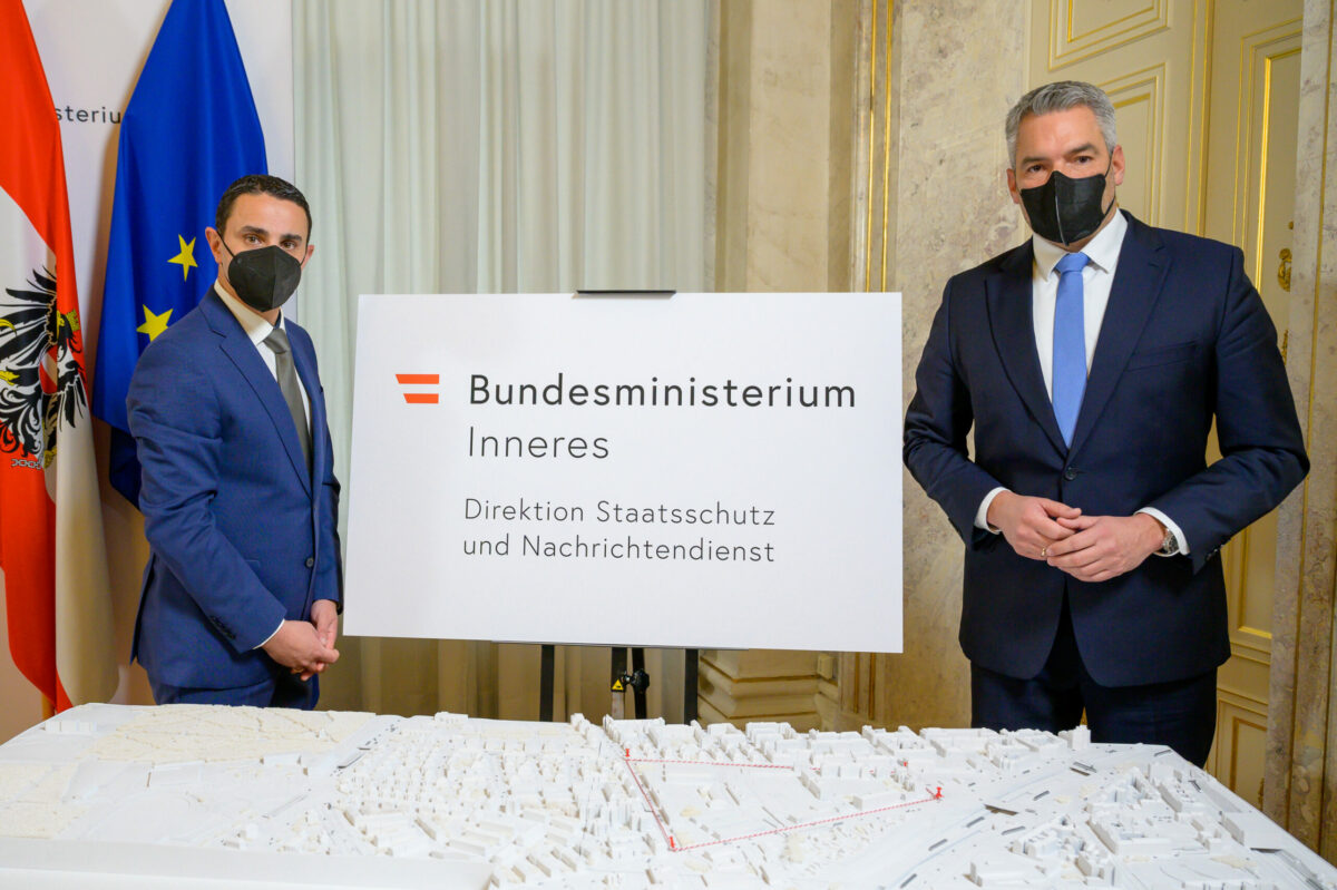 Die Direktion Staatsschutz und Nachrichtendienst ist ein Partner in der Kooperation von Nationalbank und Bundesministerien, um in Österreich die Vermögen sanktionierter russischer Oligarchen aufzufinden. Im Bild Direktor Omar Haijawi-Pirchner zum Start der Behörde mit dem damaligen Innenminister Karl Nehammer im Dezember 2021. Foto: BMI/Makowecz Die Direktion Staatsschutz und Nachrichtendienst ist ein Partner in der Kooperation von Nationalbank und Bundesministerien, um in Österreich die Vermögen sanktionierter russischer Oligarchen aufzufinden. Im Bild Direktor Omar Haijawi-Pirchner zum Start der Behörde mit dem damaligen Innenminister Karl Nehammer im Dezember 2021. Foto: BMI/Makowecz