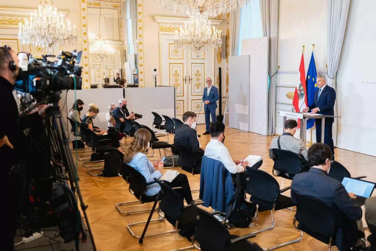 Vor dem EU-Gipfel hatte Bundeskanzler Karl Nehammer mit Russlands Präsident Wladimir Putin telefoniert (Bild: Pressebriefing). Foto: Bka/Florian Schrötter