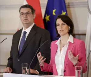 Verfassungsministerin Karoline Edtstadler (re.) und Präsident der Israelitischen Religionsgemeinschaft Oskar Deutsch (li.). Foto: Andy Wenzel