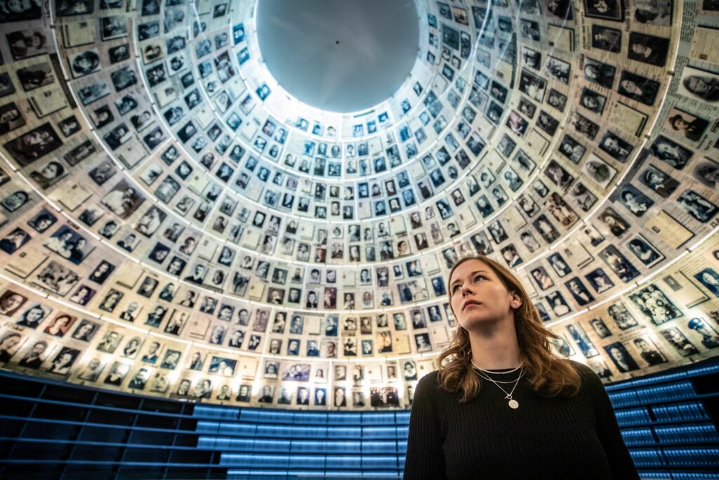 Bewegt und tief beeindruckt zeigt sich Claudia Plakolm beim Besuch der Gedenkstätte Yad Vashem. Foto: BKA / Melicharek