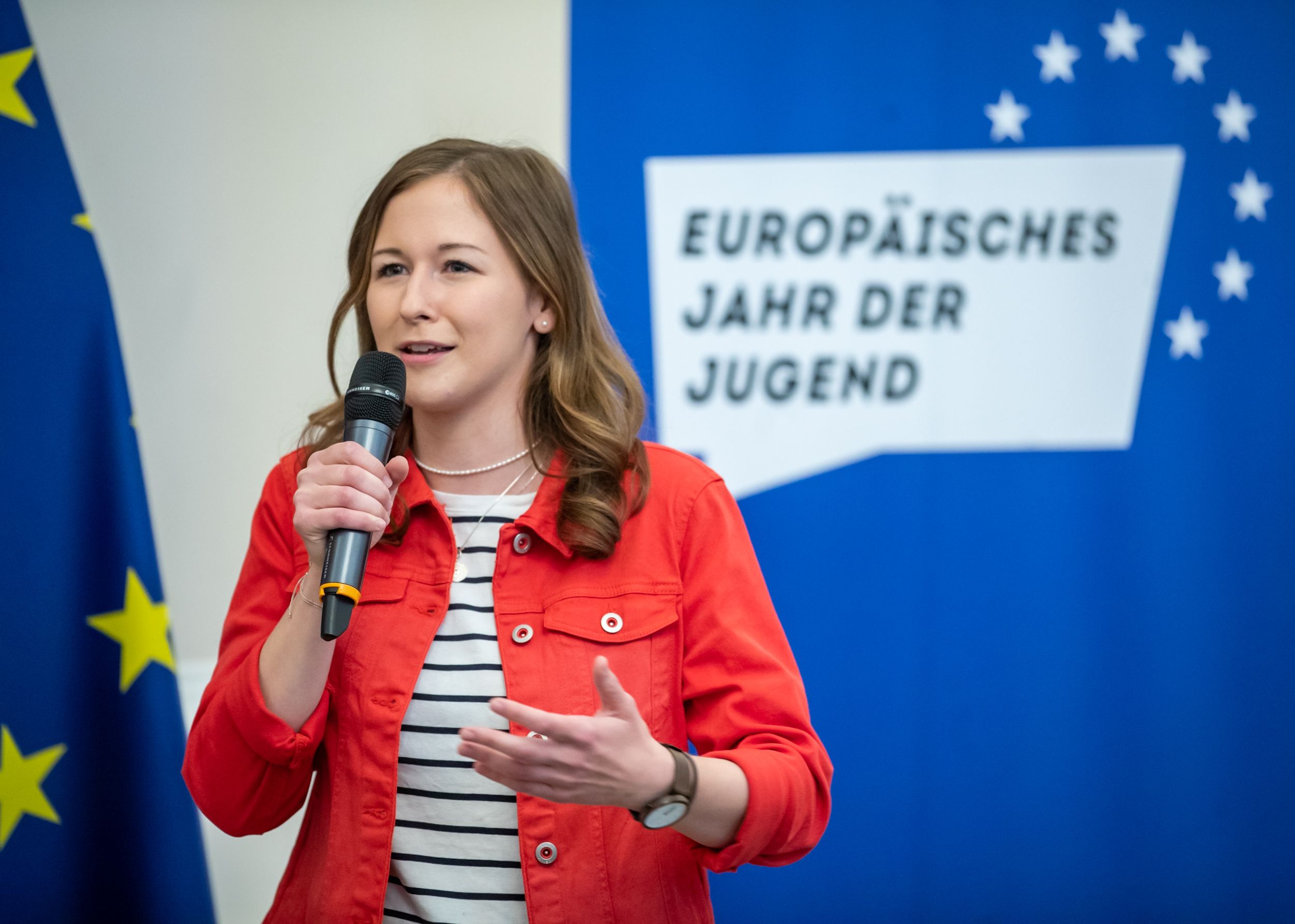 Staatssekretärin Claudia Plakolm betont die Wichtigkeit von Zusammenhalt in der europäischen Union und ruft zur Einreichung von Projekten für den Jugendpreis 2022 auf. Foto: BKA/ Arno Melicharek