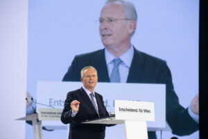 Karl Mahrer mit 94,2 % zum Landesparteiobmann gewählt 3 „Wir stellen die einzige vernünftige bürgerliche Alternative neben dem Linksblock aus Neos, Grünen und SPÖ dar und haben uns vorgenommen, der Abgehobenheit der Wiener Stadtregierung ein Ende zu bereiten“, so Karl Mahrer am 37. Landesparteitag. Foto: ÖVP Wien/ Garima Smesnik