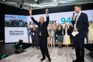 Der frisch gewählte Landesparteiobmann Karl Mahrer freut sich über ein Wahlergebnis von 94,2%. Foto: ÖVP Wien/ Garima Smesnik