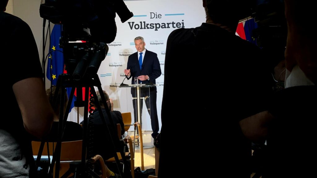 Bundeskanzler Karl Nehammer präsentierte an der Politischen Akademie sein neues Regierungsteam. Foto: Zur-Sache.at / Michael Tögel