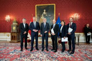 Angelobung in der Hofburg. Arbeitsminister Martin Kocher wird auch Wirtschaftsminister. Neu im Regierungsteam sind zwei Staatsekretäre: Susanne Kraus-Winkler und Florian Tursky. Foto: BKA / Florian Schrötter