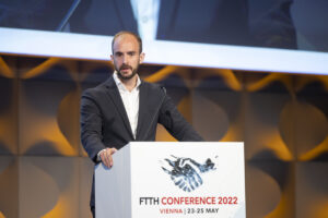 Florian Tursky, Staatssekretär für Digitalisierung, erläuterte vor der Konferenz "Fiber To The Home 2022" im Mai in Wien die Ziele der Bundesregierung: flächendeckende Versorgung mit Breitband-Anschlüssen. Foto: Christopher Dunker