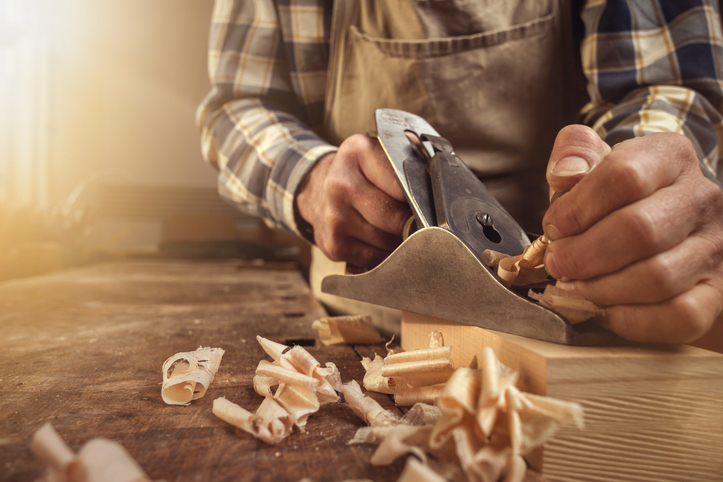 Das Tischler setzt den Hobel an. Dieses jahrhundertealte Handwerk steht wie 79 andere Berufe mittlerweile auf der Liste der Mangelberufe. Foto: istock / photoschmidt Das Tischler setzt den Hobel an. Dieses jahrhundertealte Handwerk steht wie 79 andere Berufe mittlerweile auf der Liste der Mangelberufe. Foto: istock / photoschmidt