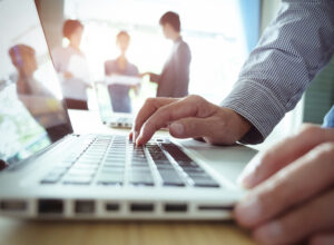 Damit KMUs den digitalen Anschluss nicht verlieren wird das Programm KMI.digital bereits zum 5. Mal aufgesetzt. Foto: istock / ijeab