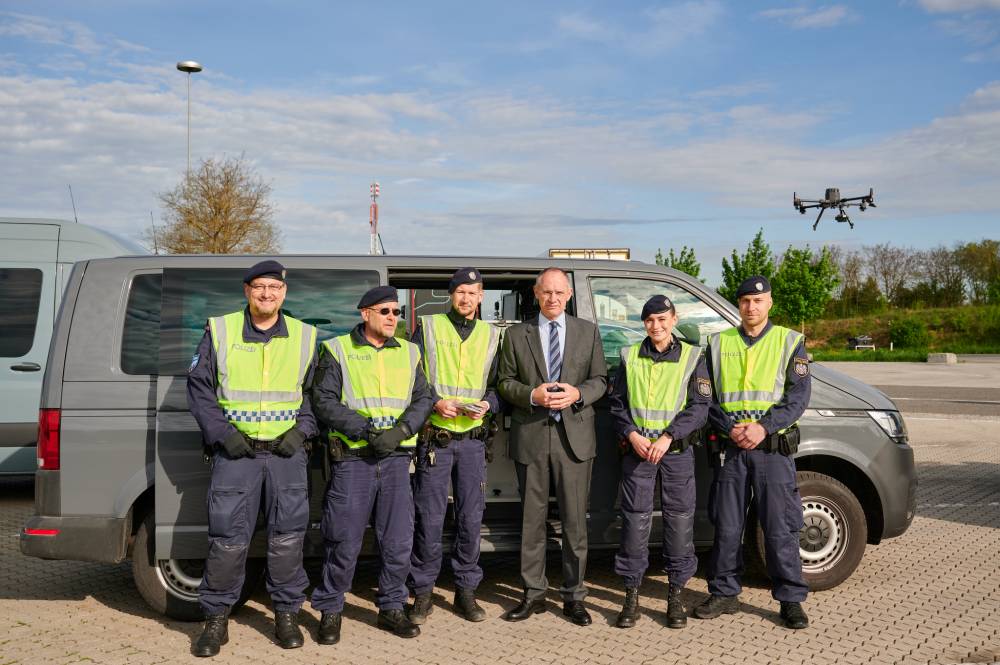 Innenminister Karner beim Besuch eines Planquadrats gegen Schlepperkriminalität. Foto: BMI / Karl Schober