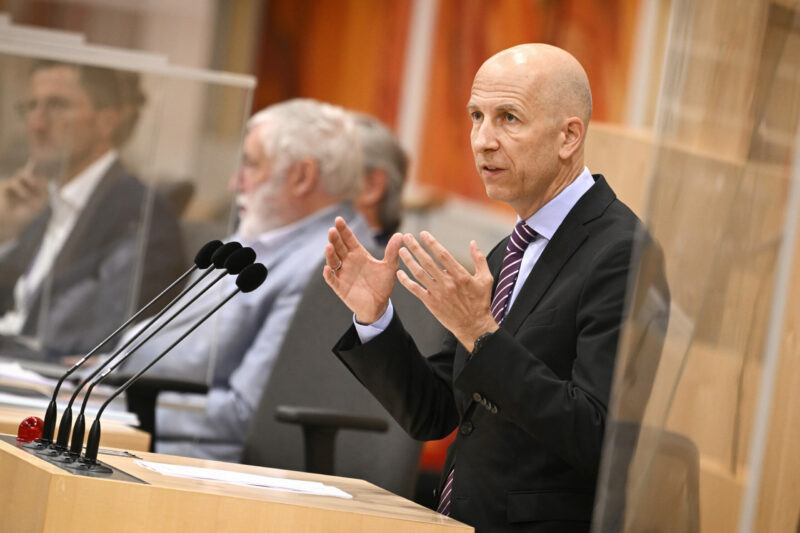 Die Ansprüche und die Fortzahlungen für die Mitarbeiter von Kika/Leiner sind gesichert, sagte Arbeitsminister Martin Kocher diese Woche im Nationalrat. Das Arbeitsministerium, das Arbeitsmarktservice und die Sozialpartner arbeiten intensiv daran, den von Kündigungen betroffenen Mitarbeitern Unterstützung und Perspektiven zu bieten, erklärte Kocher. Foto (Kocher im Bundesrat): Parlament, Johannes Zinner