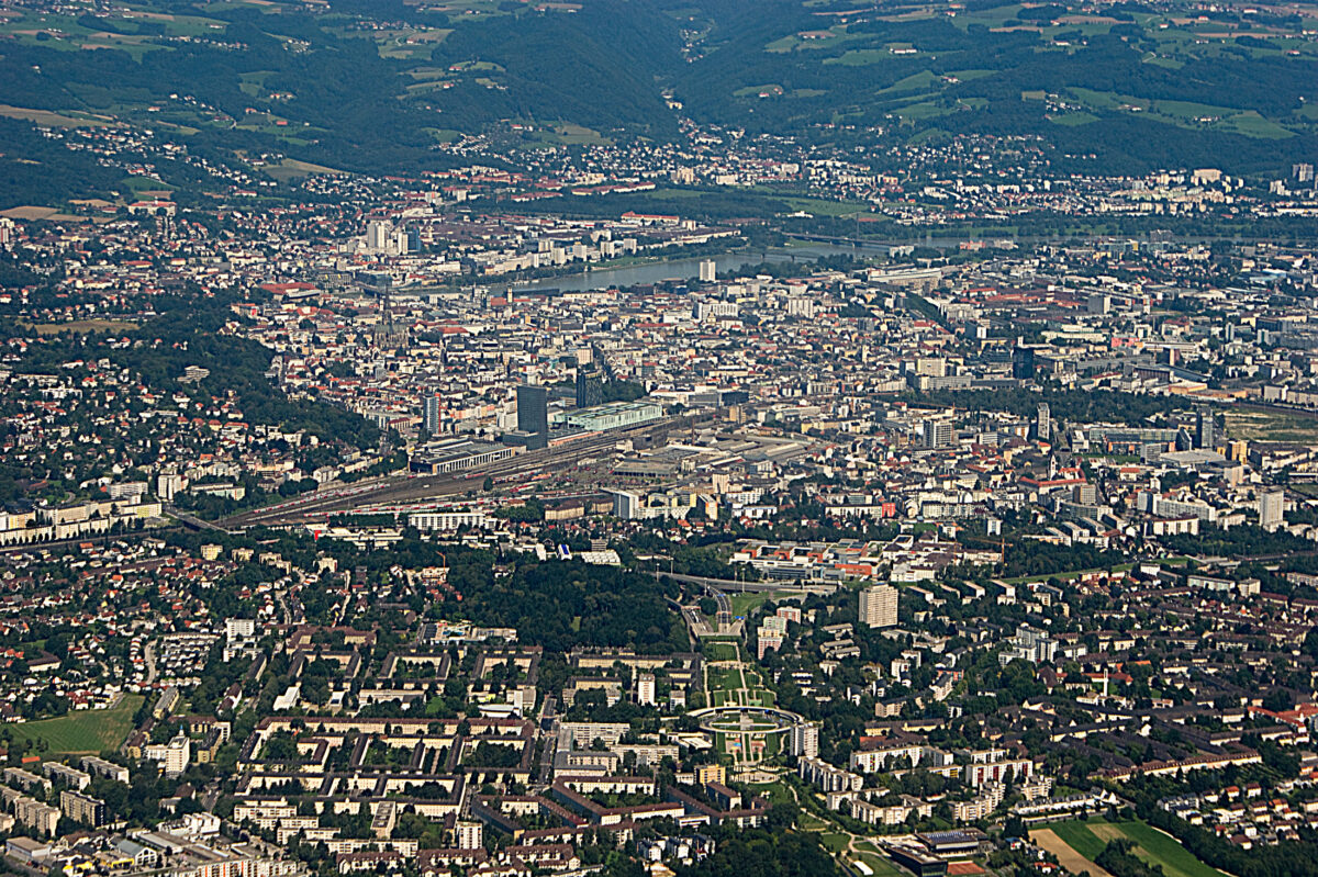 Oberösterreich - im Bild Linz - hat mehr offene Lehrstellen als Lehrlinge, in Wien ist es umgekehrt: Mehr suchende Jugendliche als angebotene Lehrstellen. Dieses Missverhältnis besteht in Österreich seit Jahren. Foto: pixelio.de/Karl Strebl Oberösterreich - im Bild Linz - hat mehr offene Lehrstellen als Lehrlinge, in Wien ist es umgekehrt: Mehr suchende Jugendliche als angebotene Lehrstellen. Dieses Missverhältnis besteht in Österreich seit Jahren. Foto: pixelio.de/Karl Strebl