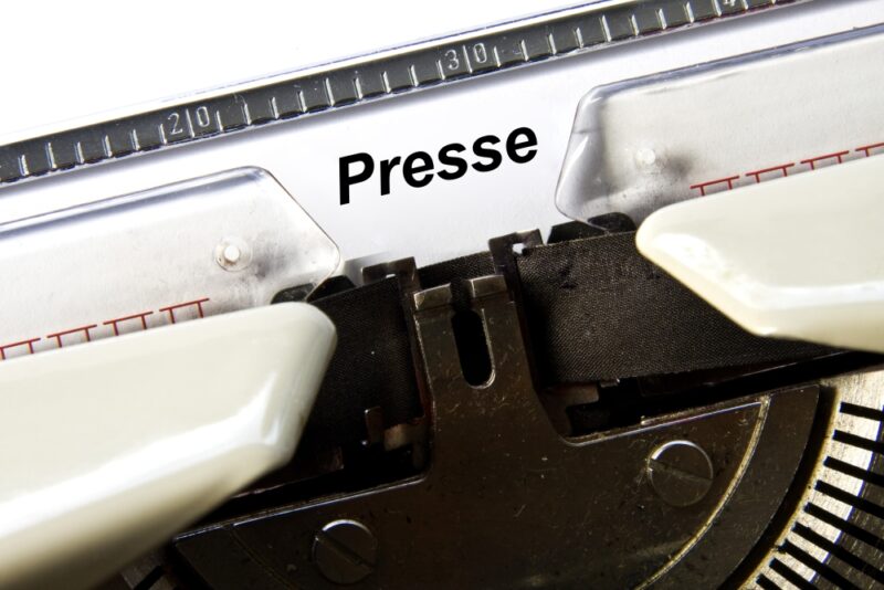 Die finanziellen Erlöse für Tageszeitungen sind rückläufig. Die Versorgung mit Zeitungen und die Umstellung der Medien auf die digitale Ära werden stärker gefördert, entschieden die Regierungsparteien. Foto: Thorben Wengert/Pixelio.de