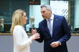 In der Beitrittsfrage braucht es für Bundeskanzler Karl Nehammer gleiche Regeln für alle. Hier im Gespräch mit Roberta Metsola, der Präsidentin des EU-Parlaments. Foto: European Union
