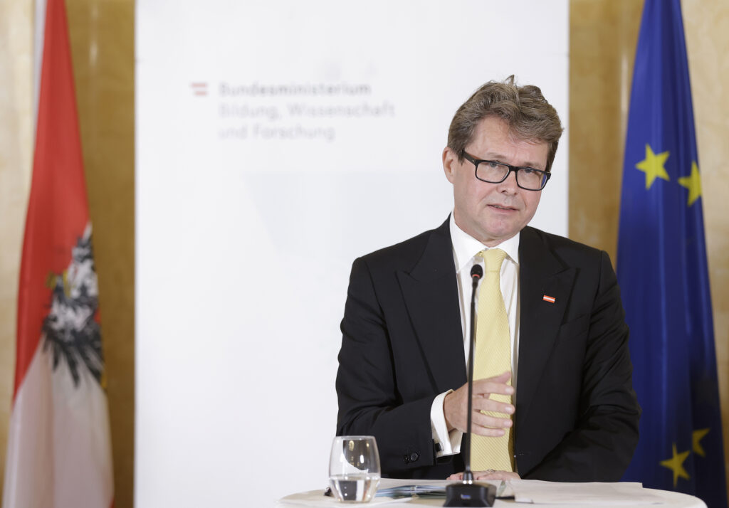 Bildungsminister Martin Polaschek will die Deutschförderkurse weiter ausbauen. Insgesamt 4,5 Mio. € werden dafür bereitgestellt. Foto: BKA / Regina Aigner