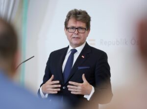 Defizite aufgrund der Corona-Pandemie können in der Sommerschule nachgeholt werden. Bildungsminister Martin Polaschek im Pressefoyer nach dem Ministerrat. Foto: BKA / Regina Aigner