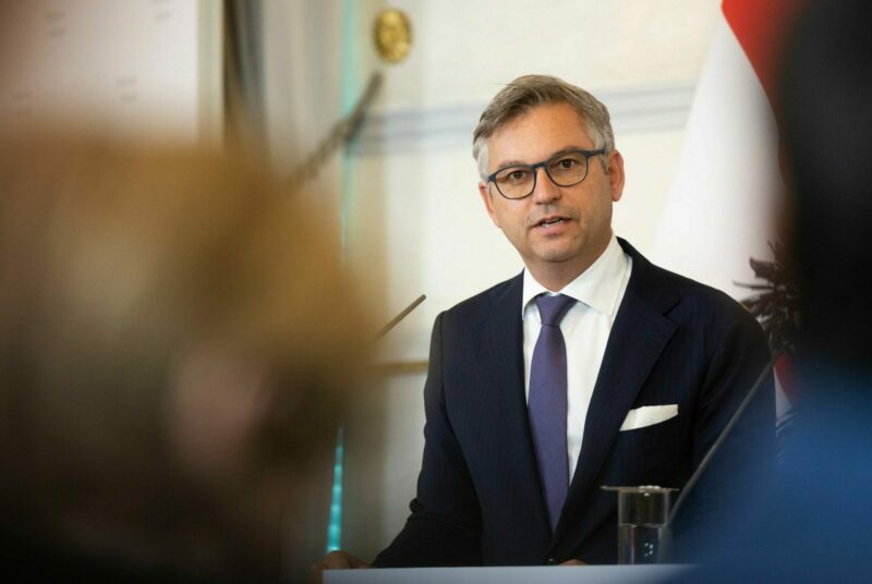 Die OECD stellt Österreich in einer Analyse der Energiehilfen ein gutes Zeugnis aus. Finanzminister Magnus Brunner vertrat Österreich bei der OECD Konferenz in Paris. Foto: BKA