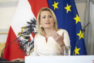 Mädchen und Frauen durch Bildung und Berufung fördern, um Gleichstellung und gleiche Gehälter zu erreichen: Frauenministerin Susanne Raab fordert einen „Kraftakt“ zur Stärkung von Frauen. Foto: BKA/Dunker