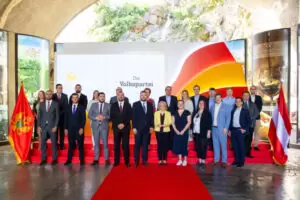 Die Präsidentin der Politischen Akademie, Bettina Rausch (vorne, Mitte) mit der Führung der Demokratischen Bewegung Montenegros. Foto: PolAk