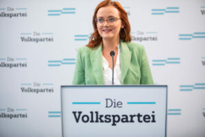 ÖVP-Generalsekretärin Laura Sachslehner vermisst bei den Neos vor allem eines: Transparenz. Deren Doppelmoral gehöre aufgezeigt, so Sachslehner. Foto: ÖVP