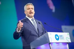 Mahnende Worte und ein Aufruf, den Blick auf wichtige Dinge in Europa nicht zu verlieren. Karl Nehammer bei seiner Rede beim EVP-Kongress in Rotterdam. Foto: Jakob Glaser