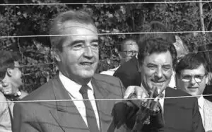 Der damalige Außenminister Alois Mock und sein ungarischer Amtskollege Gyula Horn beim Durchschneiden des Eisernen Vorhanges. Foto: Robert Jaeger / APA / picturedesk.com