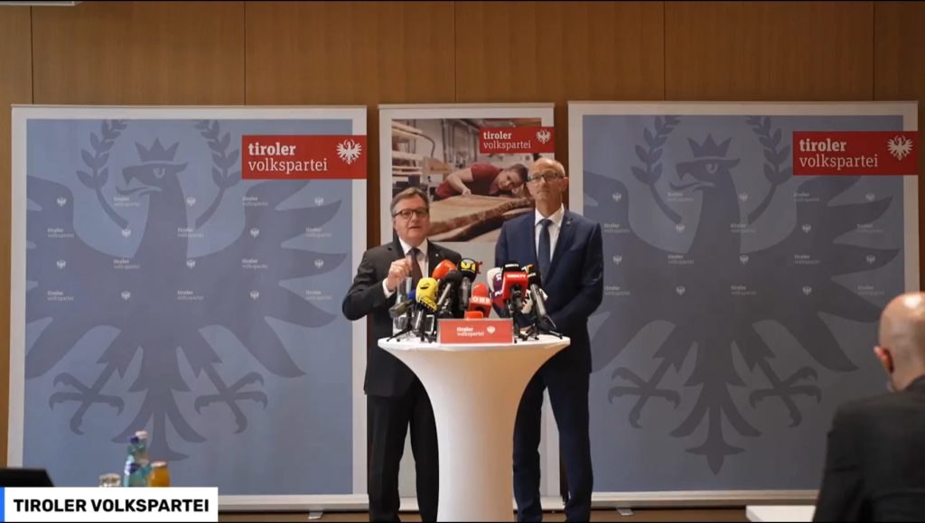 LH Günther Platter (l.) und Landesrat Anton Mattle im ÖVP-Büro in Innsbruck: Amtsübergabe nach vorverlegter Landtagswahl. Bild: Screenshot oe24.at