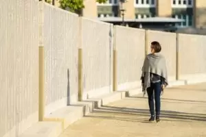 Vergangenes Jahr besuchte Verfassungs- und Europaministerin Karoline Edtstadler die Shoah Namensmauern Gedenkstätte in Wien. Foto: BKA / Florian Schrötter