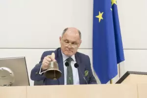 Präsident Wolfgang Sobotka an der Glocke. Am Donnerstag soll in einer Sondersitzung des Nationalrates das Paket für Entlastung und gegen Teuerung beschlossen werden. Foto: Parlament/Thomas Jantzen