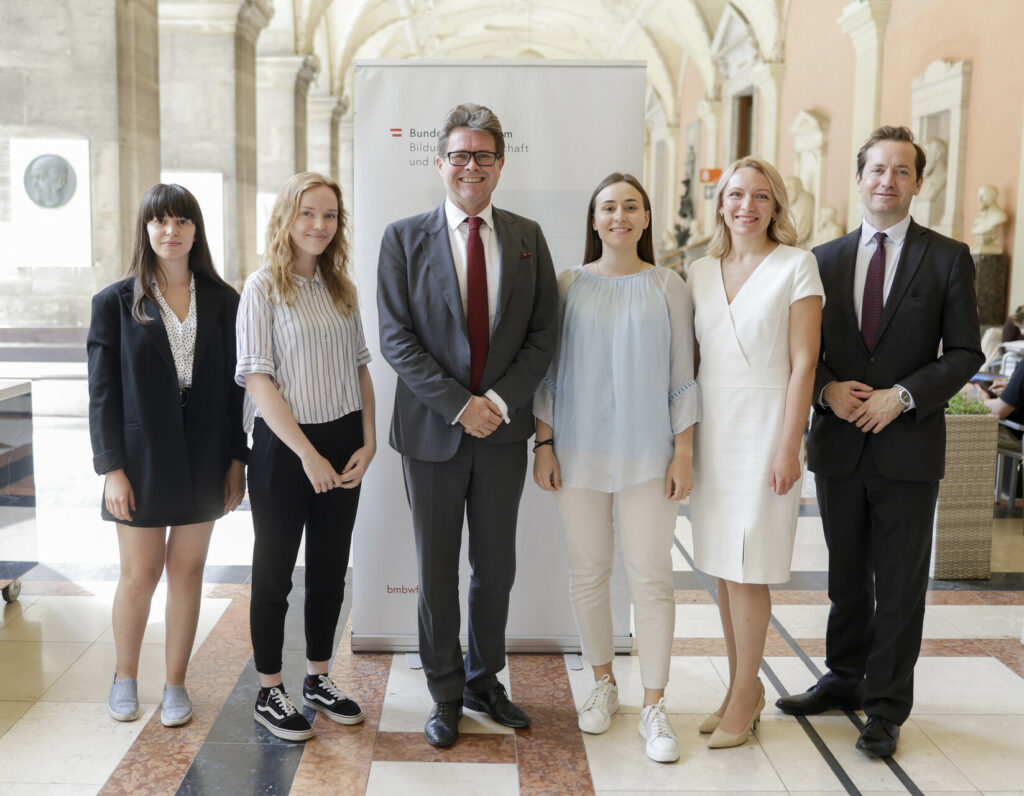 Stipendien für junge Wissenschaftler aus der Ukraine: Sofia Bolkhovetska, Miroslava Gabriiel, BM Martin Polaschek, Kateryna Shvets, Natalia Cherdnyk & Jakob Calice. Foto: BKA/Andy Wenzel Stipendien für junge Wissenschaftler aus der Ukraine: Sofia Bolkhovetska, Miroslava Gabriiel, BM Martin Polaschek, Kateryna Shvets, Natalia Cherdnyk & Jakob Calice. Foto: BKA/Andy Wenzel