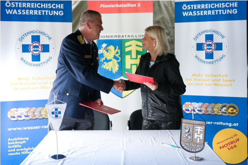 Verteidigungsministerin Klaudia Tanner unterzeichnete gemeinsam mit dem Präsidenten der Österreichischen Wasserrettung den Kooperationsvertrag zur Vertiefung der Zusammenarbeit zwischen ÖBH und ÖWR. Damit soll ein professioneller Katastrophenschutz gewährleistet werden. Foto: HBF / Gunter Pusch Verteidigungsministerin Klaudia Tanner unterzeichnete gemeinsam mit dem Präsidenten der Österreichischen Wasserrettung den Kooperationsvertrag zur Vertiefung der Zusammenarbeit zwischen ÖBH und ÖWR. Damit soll ein professioneller Katastrophenschutz gewährleistet werden. Foto: HBF / Gunter Pusch