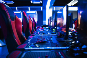 eSPort wird immer beliebter. Das hat auch die Österreichische Politik erkannt. Nun liegt der eSport-Bericht der Bundesregierung vor. Foto: iStock / Smederevac