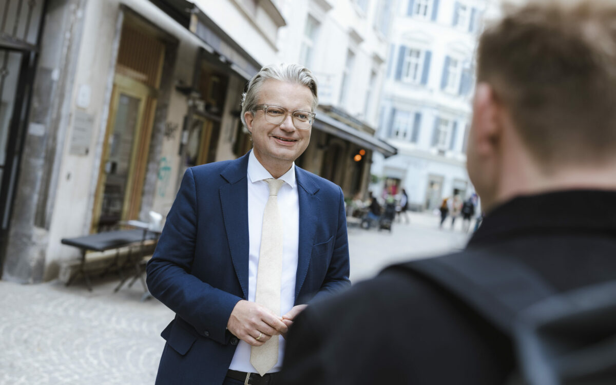 Was für den neuen Landeshauptmann die Steiermark ausmacht? "Steirisches Kernöl, das grüne Herz, der Erzberg und das Allerwichtigste auch ein wenig Eigenständigkeit und Eigensinn.", so Drexler im Ö1-Mittagsjournal. Foto: Klemens Majcan Was für den neuen Landeshauptmann die Steiermark ausmacht? "Steirisches Kernöl, das grüne Herz, der Erzberg und das Allerwichtigste auch ein wenig Eigenständigkeit und Eigensinn.", so Drexler im Ö1-Mittagsjournal. Foto: Marija Karija