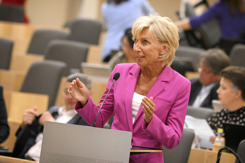 Gabriele Schwarz wird neue Volksanwältin, im Bild in ihrer letzten Fragestunde. Foto: Parlament/Johannes Zinner