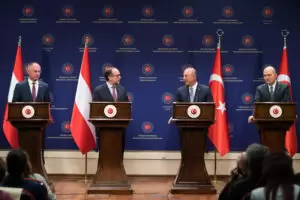 Außenminister Alexander Schallenberg und Innenminister Gerhard Karner und ihre türkischen Amtskollegen, Außenminister Mevlüt Cavusoglu (3.v.l.) und Innenminister Süleyman Soylu (4.v.l.) in Ankara. Foto: BMEIA/Gruber