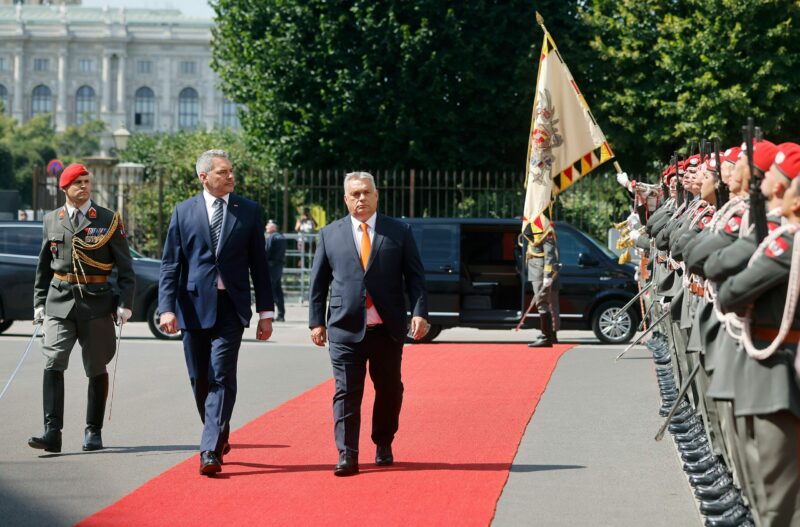 Nach vier Jahren war Viktor Orban wieder zu Gast in Wien. Kanzler Nehammer betonte die enge Freund- und Partnerschaft, brachte aber auch Differenzen zur Sprache. Foto: BKA / Dragan Tatic