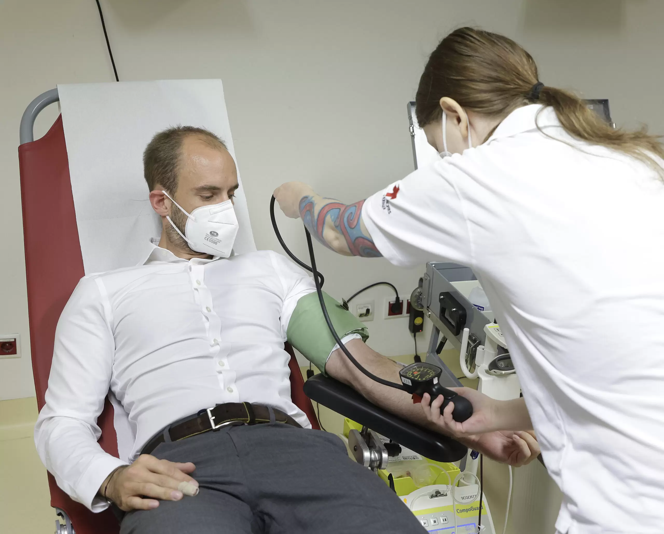 Staatssekretär Florian Tursky unterstützt den Blutspende-Aufruf des Roten Kreuzes und der Bundesregierung - und geht mit gutem Beispiel voran. Foto: Regina Aigner/BKA