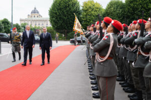 Georgiens Ministerpräsident Irakli Garibaschwili wurde am Freitag in Wien von Bundeskanzler Karl Nehammer zu einer offiziellen Visite empfangen. Georgien wünscht, den Status eines EU-Beitrittskandidaten zu erhalten. Foto: Bka/Schrötter