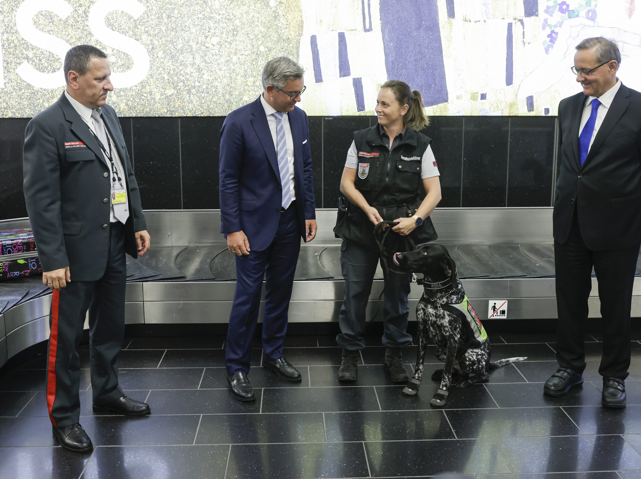 halbjahresbilanz-2022-flughafen-wien_52218088480_o Brunner bedankt sich bei seinem Besuch am Flughafen Wien bei allen fachlich kompetenten und motivierten Zöllnern in ganz Österreich. Foto: BMF