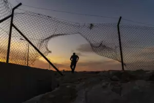 Illegale Migration durch Schlepper kann tödlich enden. Innenminister Gerhard Karner plant mit EU-Ressortkollegen weitere Aktionen gegen Schlepperkriminalität. Foto: istock/ ozgurdonmaz