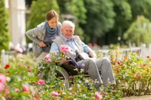Die Pflege und Betreuung vieler Menschen erfolgt im Kreis der Familie. Der Bezieherkreis für den Angehörigenbonus von 1.500 Euro wird erweitert. Foto: istock/FredFroese