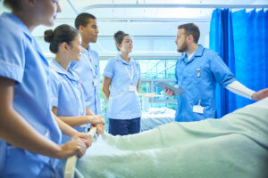 Mit 2023 startet die Pflegelehre. Sie ist Teil der umfassenden Pflegereform und soll dem Personalmangel in der Pflege entgegenwirken. Foto: iStock / sturti
