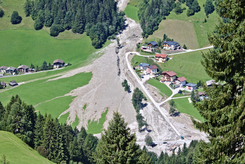 Jahr für Jahr werden Teile Österreichs von Muren und Hochwasser heimgesucht. Aber auch Cyberangriffe oder Blackouts zählen immer mehr zu einer möglichen Bedrohung, die größere Krisen auslösen könnten. www.zivilschutz.at möchte nun verstärkt die Bevölkerung aufklären. Foto: istock / Harald Schmidt Jahr für Jahr werden Teile Österreichs von Muren und Hochwasser heimgesucht. Aber auch Cyberangriffe oder Blackouts zählen immer mehr zu einer möglichen Bedrohung, die größere Krisen auslösen könnten. www.zivilschutz.at möchte nun verstärkt die Bevölkerung aufklären. Foto: istock / Harald Schmidt