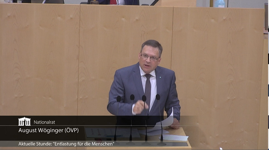ÖVP-Klubobmann August Wöginger ruft den Abgeordneten in der Aktuellen Stunde noch einmal die gesamten Maßnahmen gegen die Teuerung ins Gedächtnis. Insgesamt 50 Mrd. € umfassen alle Pakete gemeinsam. Foto: Screenshot Zur-Sache