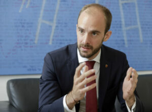 Das Cell Broadcast Warnsystem soll eine weitere Stütze sein um die Bevölkerung vor Katastrophen warnen. Staatssekretär Florian Tursky betont angesichts der vergangenen Katastrophen die Notwendigkeit eines schnellen und guten Systems. Foto: BKA / Andy Wenzel