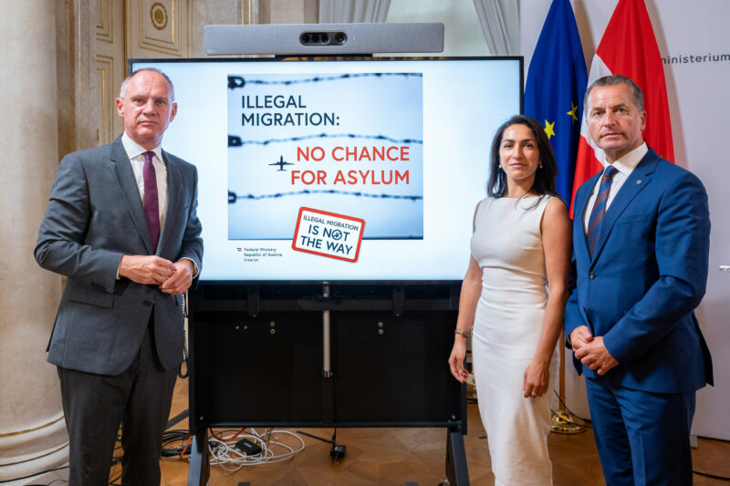 Nach den ersten Erfolgen im Kampf gegen die Schlepperei in Europa, startet das Innenministerium nun eine Online-Kampagne um den Lügen der Schlepper entgegenzuwirken. Foto: BMI/Jürgen Makowecz