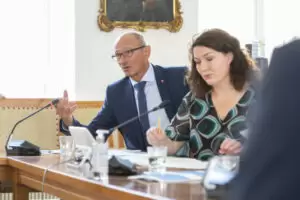 Wirtschaftslandesrat Anton Mattle und LhStv. Ingrid Felipe: neue Einkommensgrenzen und Beträge für Unterstützungen. Wegen des Klimawandels soll Sommerskilauf auf Gletschern stärker beschränkt und eigestellt werden. Foto: Die Fotografen