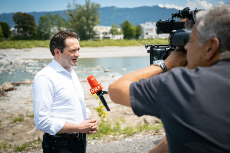 Die Überwachung der messbaren Wasserdaten hilft, regionale Strategien im Kampf gegen den Klimawandel zu entwickeln. Doch das geht nicht ohne die 2.500 Ehrenamtlichen, die über Generationen hinweg das Ministerium bei den Messungen unterstützen, sagt Minister Totschnig. Foto: BML/Paul Gruber Die Überwachung der messbaren Wasserdaten hilft, regionale Strategien im Kampf gegen den Klimawandel zu entwickeln. Doch das geht nicht ohne die 2.500 Ehrenamtlichen, die über Generationen hinweg das Ministerium bei den Messungen unterstützen, sagt Minister Totschnig. Foto: BML/Paul Gruber