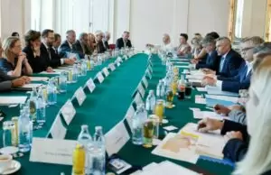 Beim Energie-Gipfel mit der Opposition und den Sozialpartnern konnte Kanzler Nehammer positive Nachrichten über den Fortschritt der Gasspeicherung verkünden. Foto: BKA / Dragan Tatic